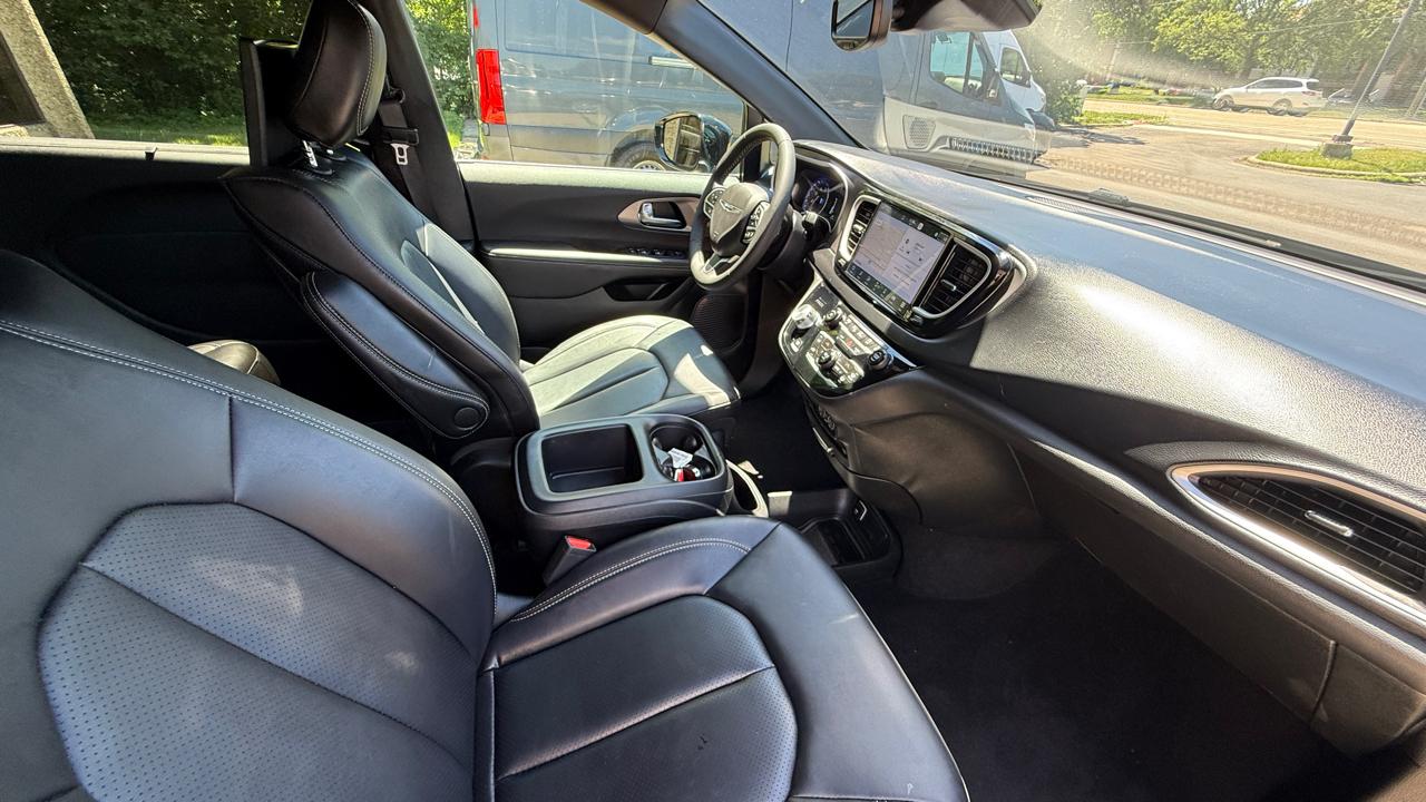 Chrysler Pacifica Select 2025