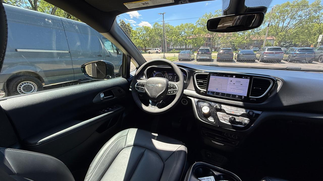 Chrysler Pacifica Select 2025