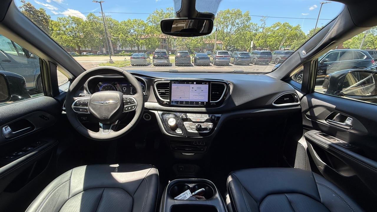 Chrysler Pacifica Select 2025
