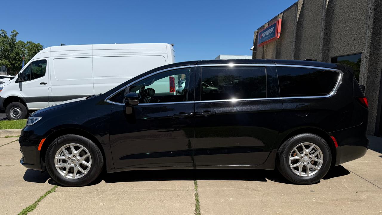 Chrysler Pacifica Select 2025