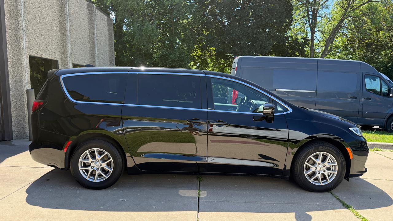 Chrysler Pacifica Select 2025