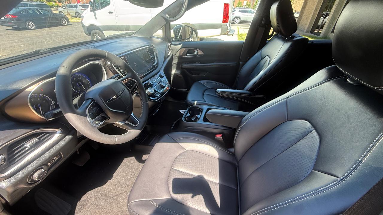 Chrysler Pacifica Select 2025