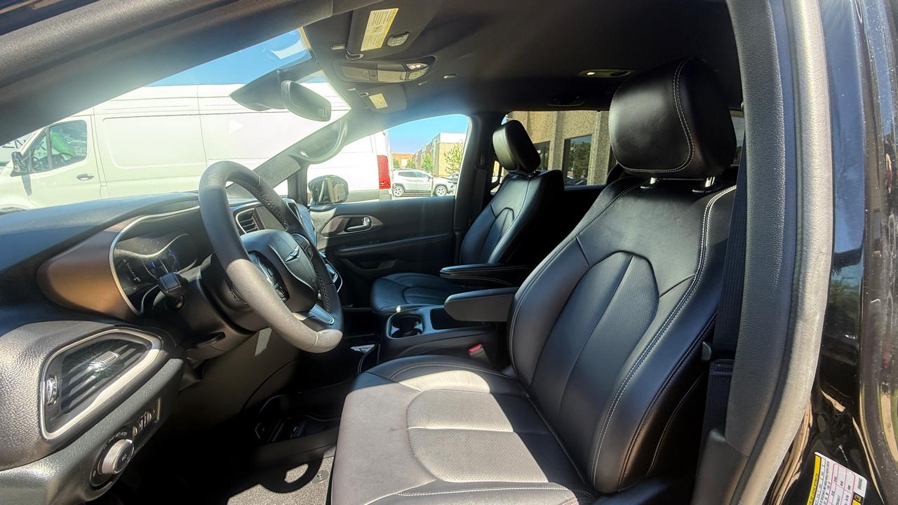 Chrysler Pacifica Select 2025