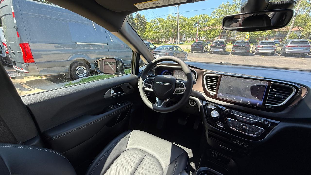 Chrysler Pacifica Select 2025