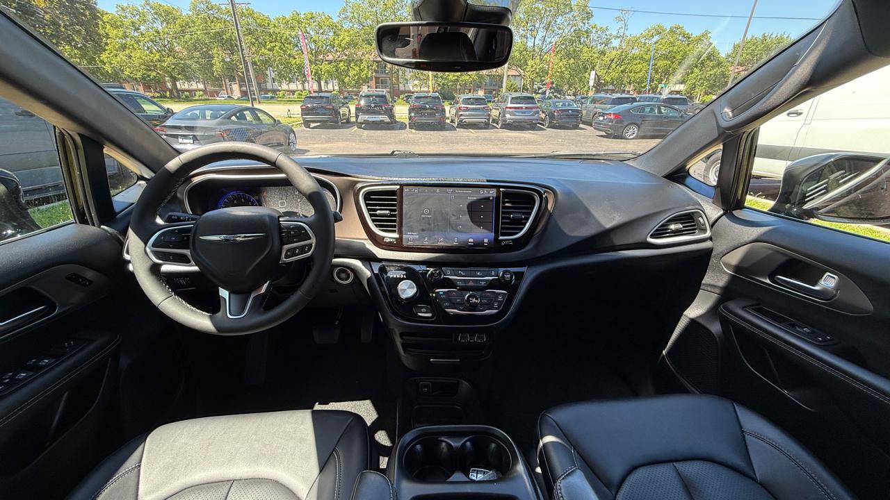 Chrysler Pacifica Select 2025