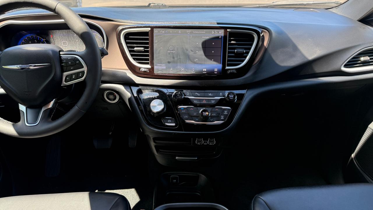 Chrysler Pacifica Select 2025