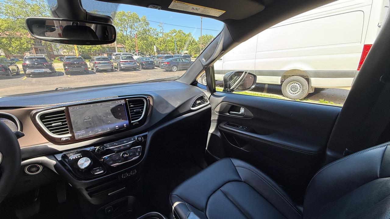 Chrysler Pacifica Select 2025