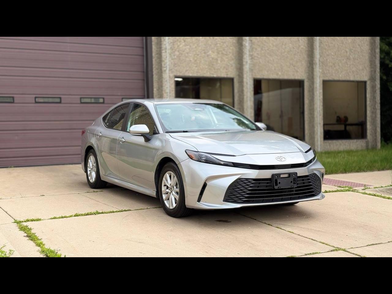Toyota Camry Hybrid XLE 2025