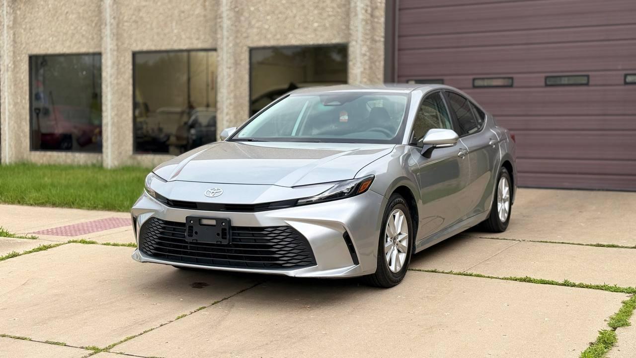 Toyota Camry Hybrid XLE 2025