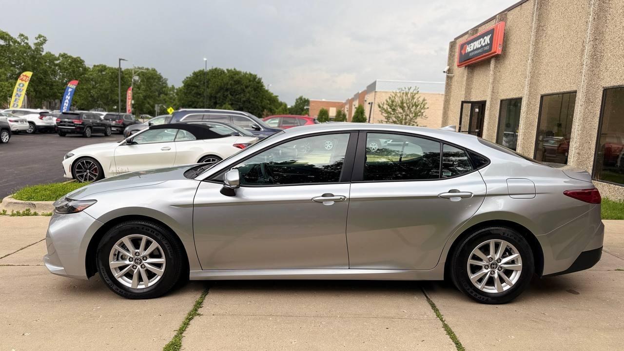 Toyota Camry Hybrid XLE 2025