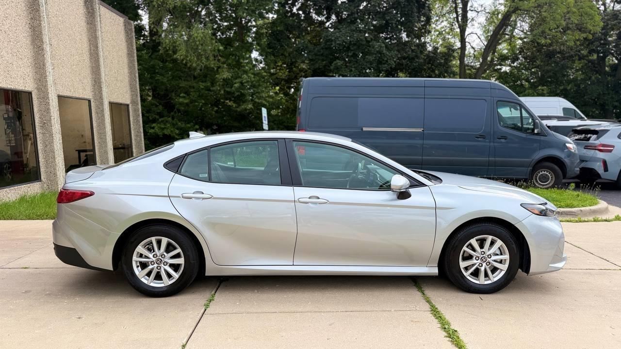Toyota Camry Hybrid XLE 2025