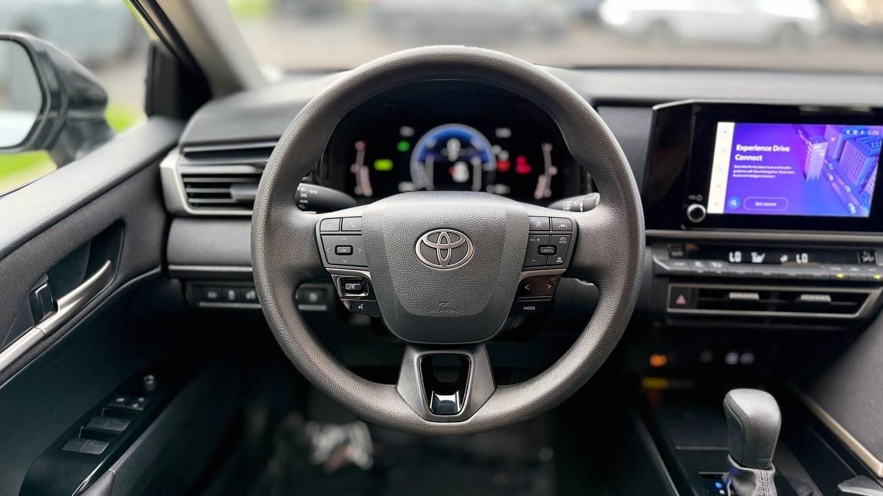 Toyota Camry Hybrid XLE 2025