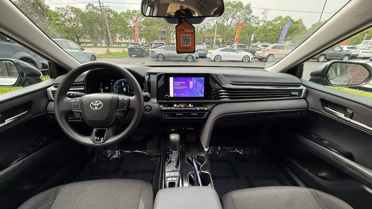 Toyota Camry Hybrid XLE 2025