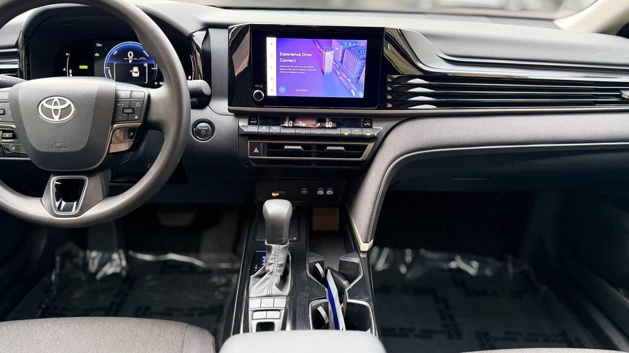Toyota Camry Hybrid XLE 2025