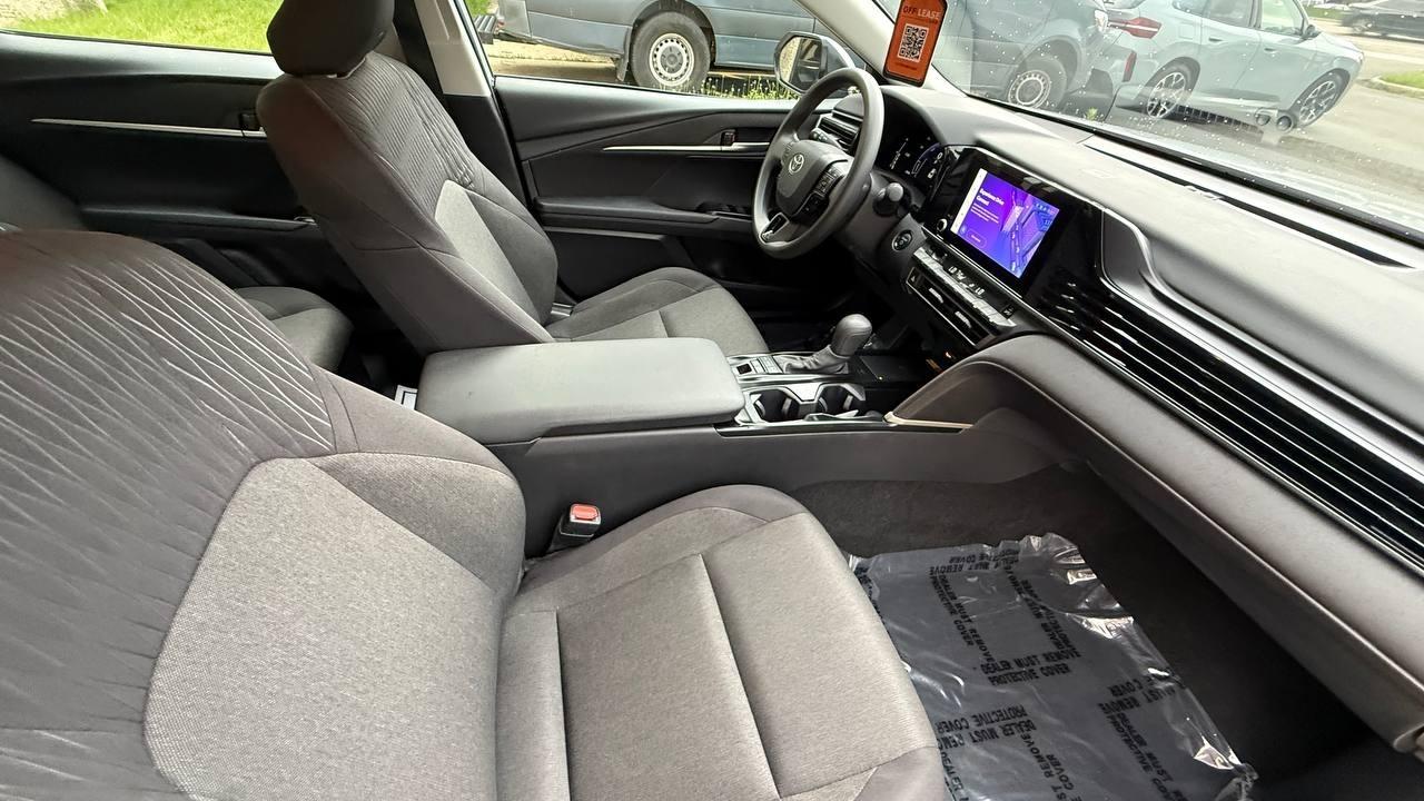 Toyota Camry Hybrid XLE 2025