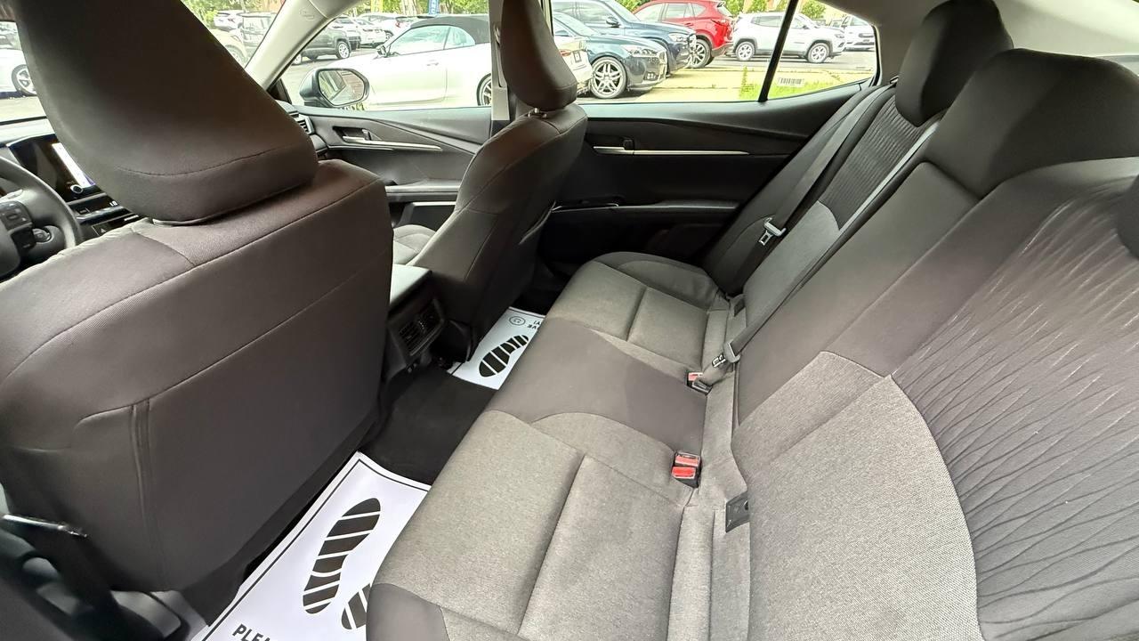 Toyota Camry Hybrid XLE 2025