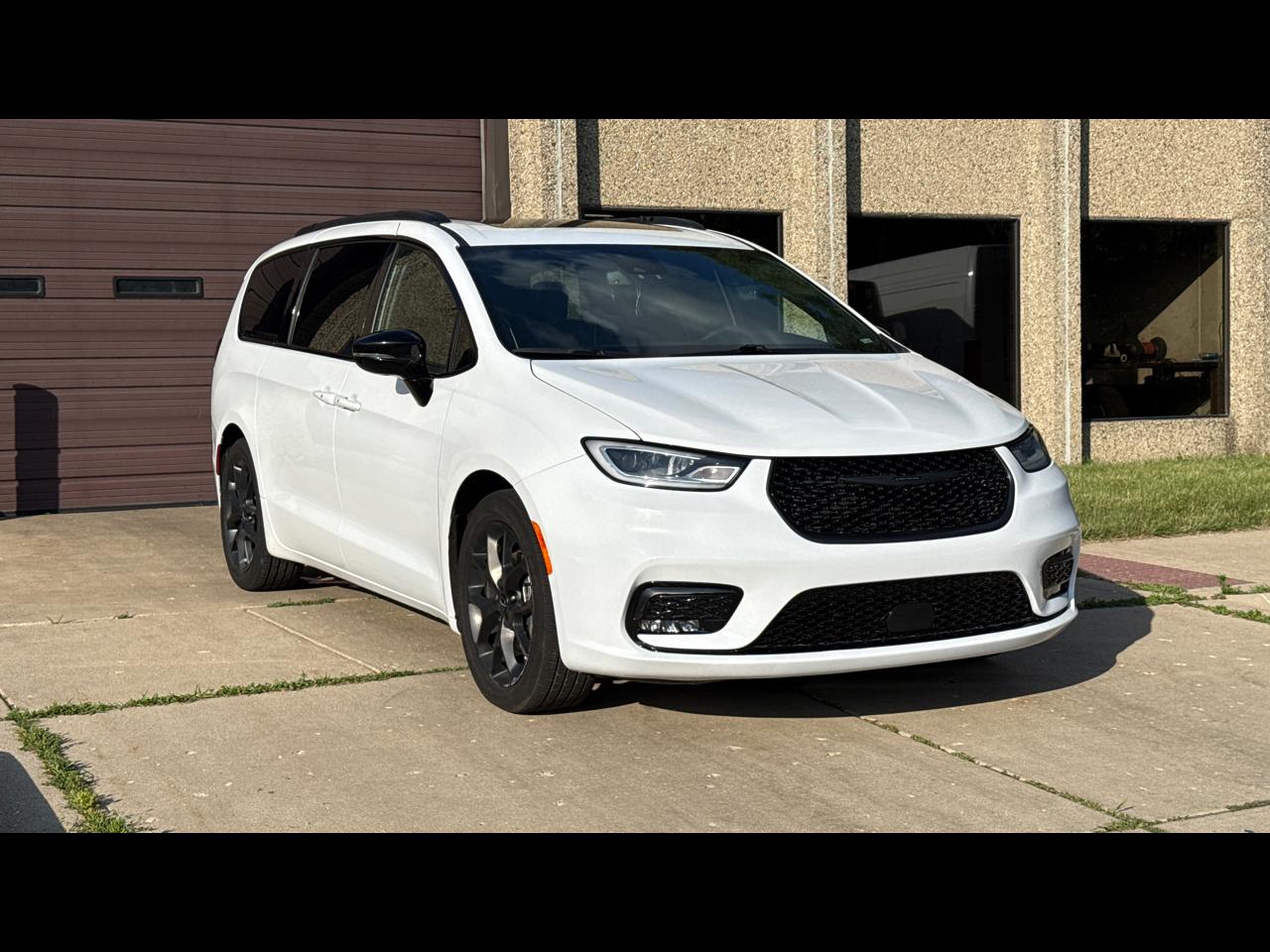 Chrysler Pacifica Limited 2025