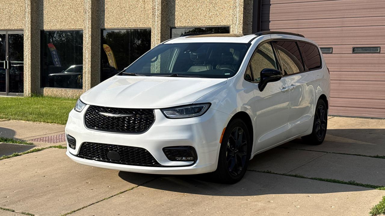 Chrysler Pacifica Limited 2025