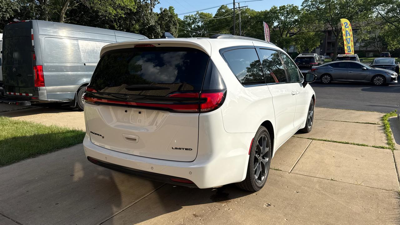 Chrysler Pacifica Limited 2025