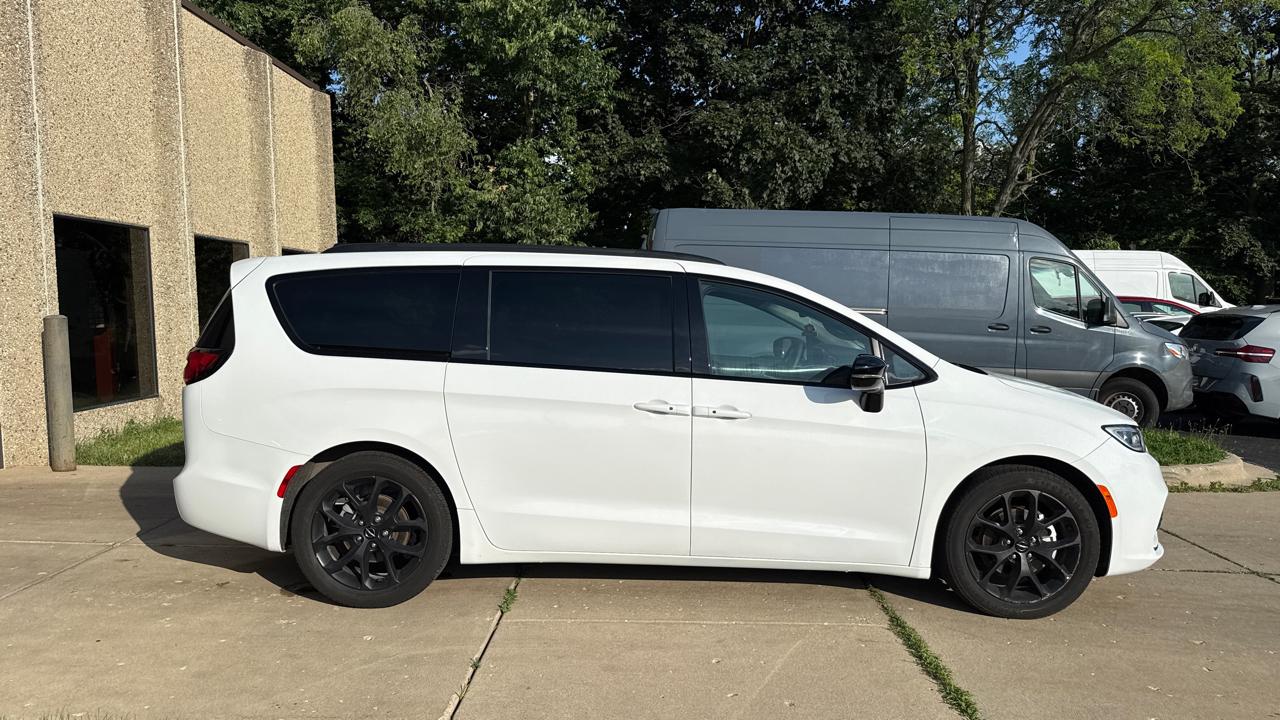 Chrysler Pacifica Limited 2025