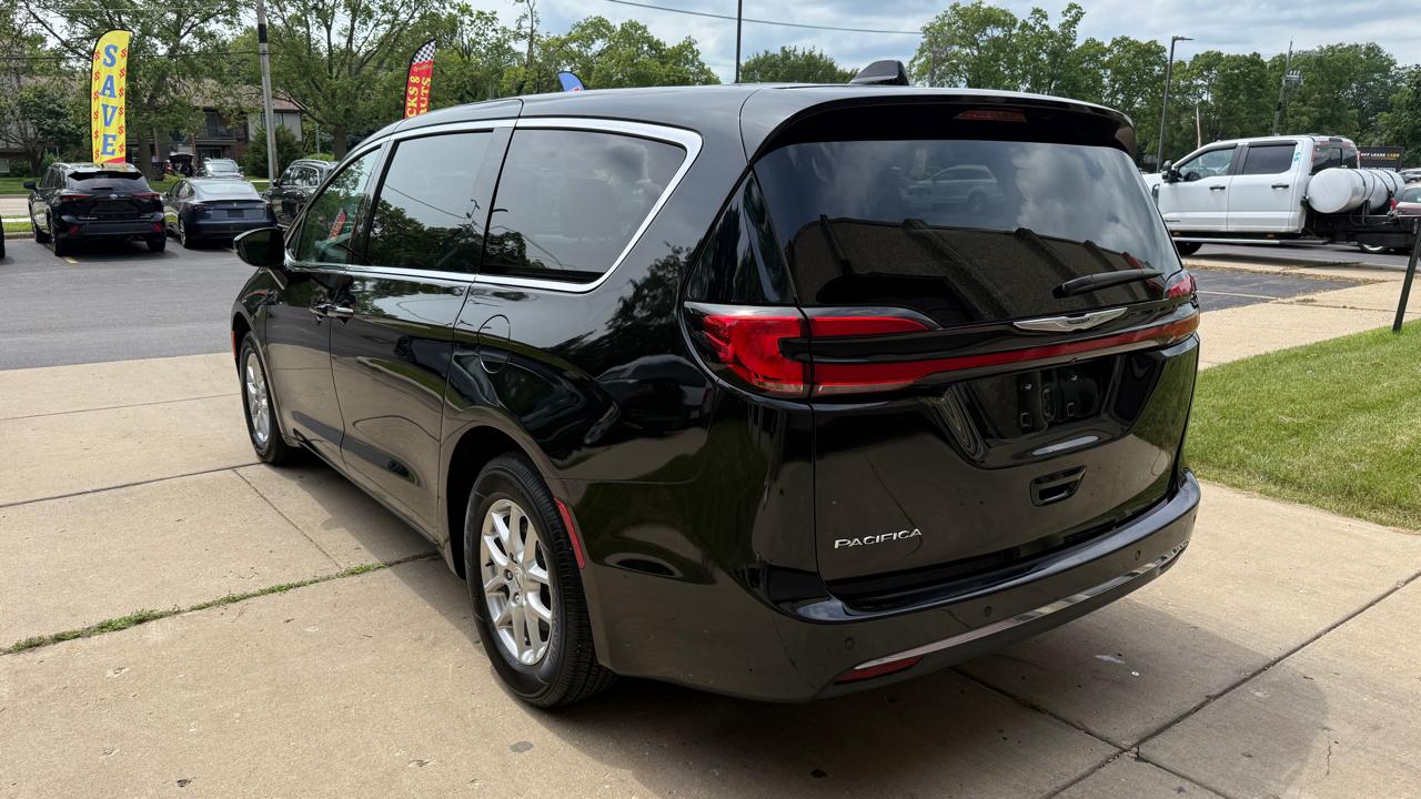 Chrysler Pacifica Touring L 2024