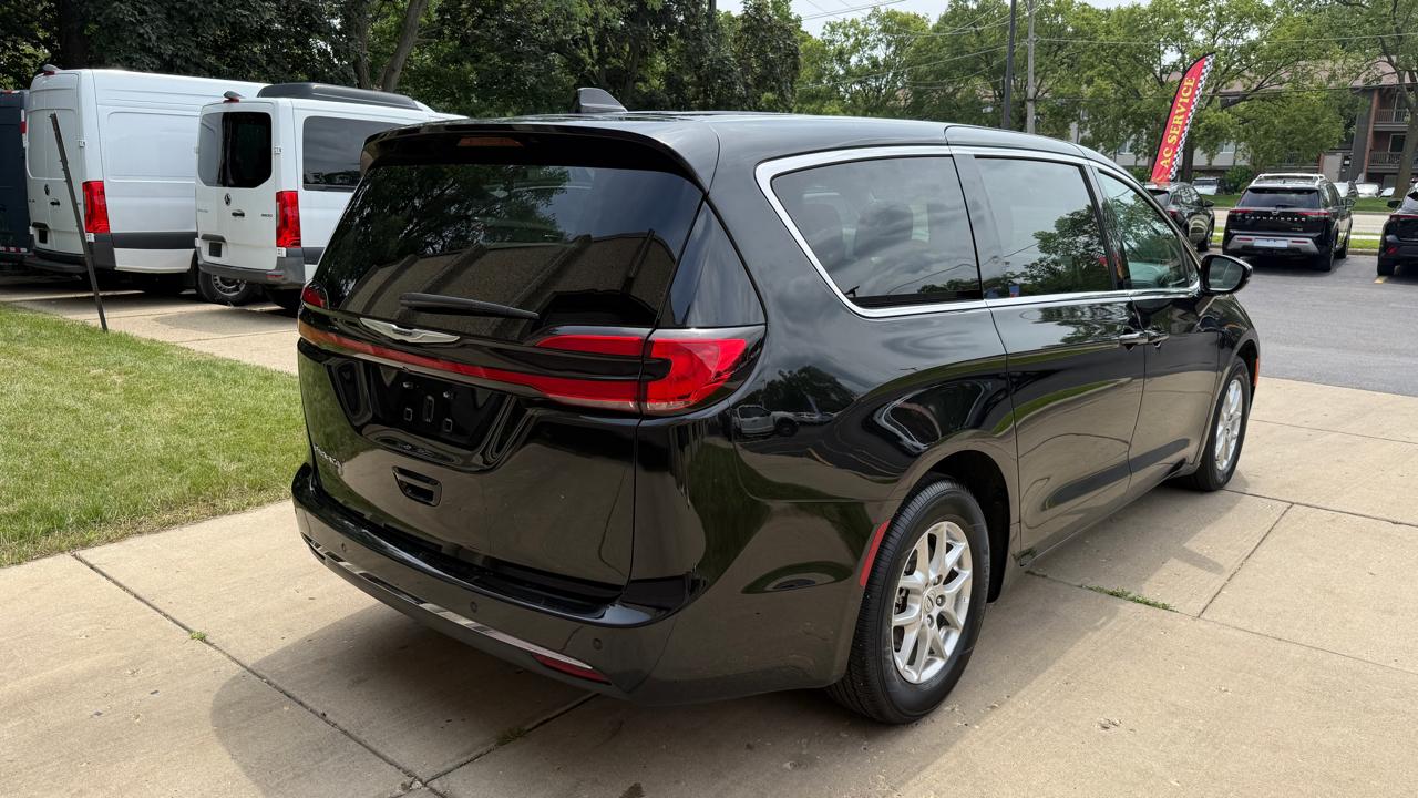 Chrysler Pacifica Touring L 2024
