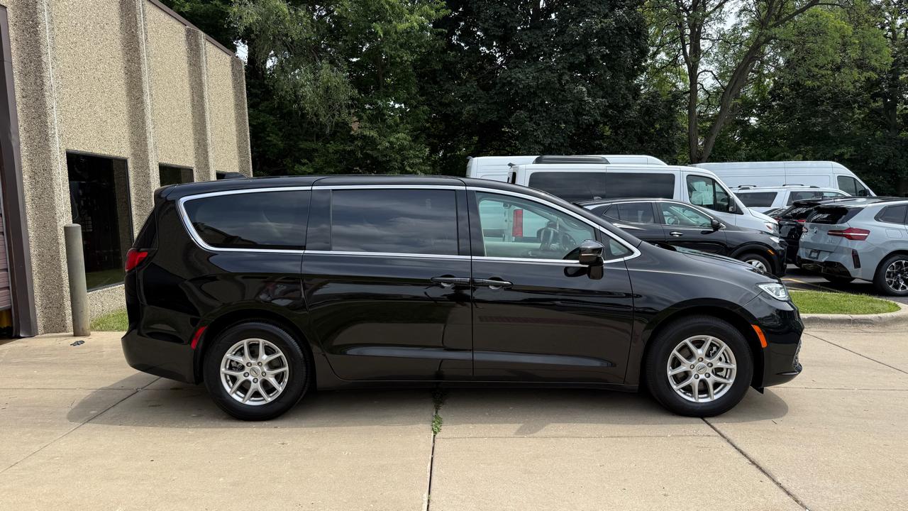 Chrysler Pacifica Touring L 2024