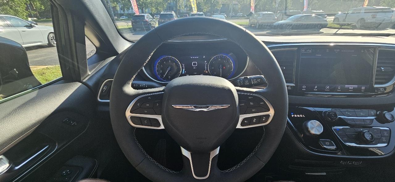 Chrysler Pacifica Select 2025