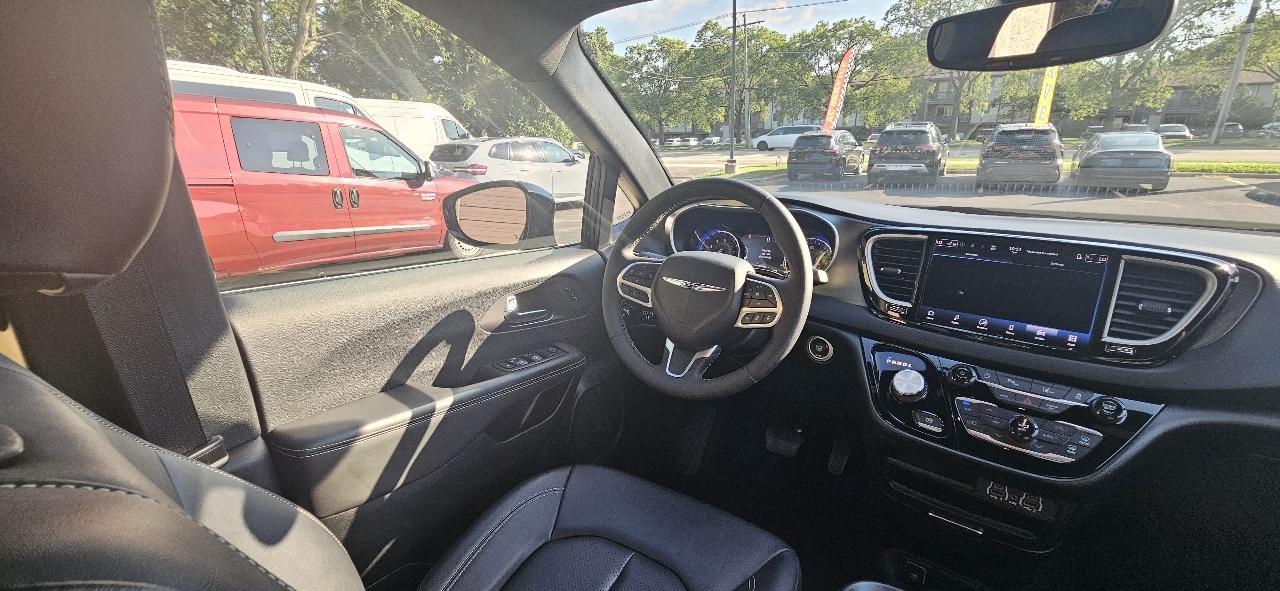 Chrysler Pacifica Select 2025