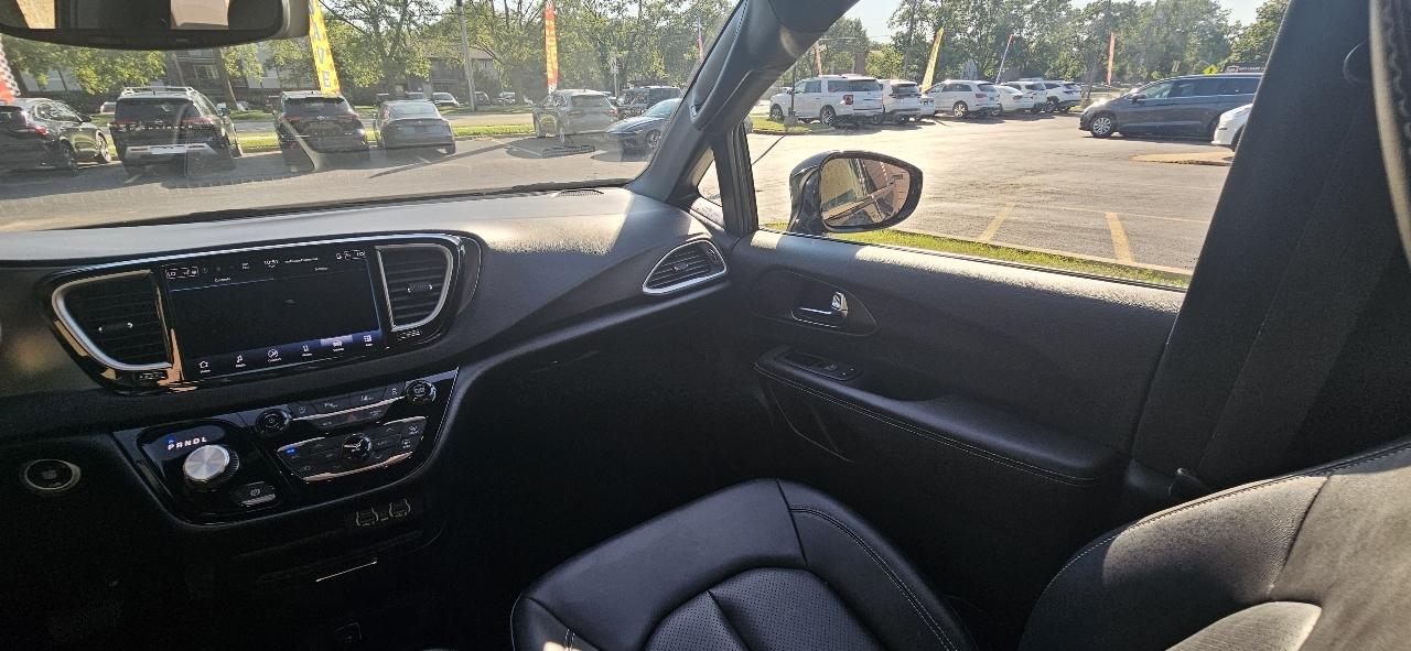 Chrysler Pacifica Select 2025