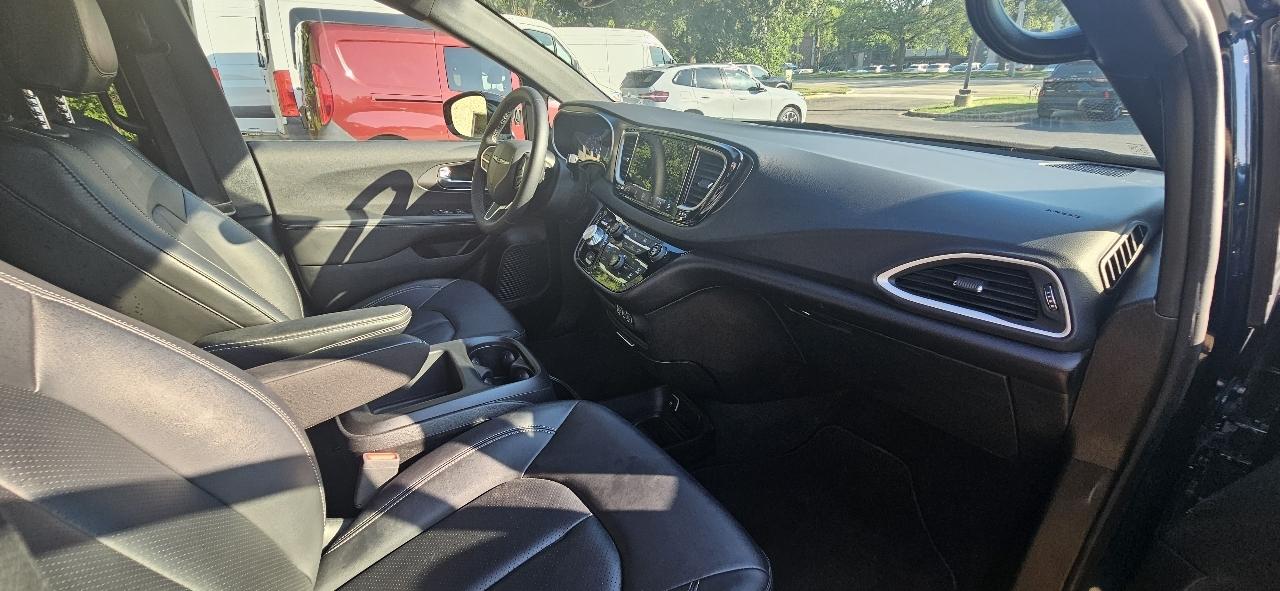 Chrysler Pacifica Select 2025