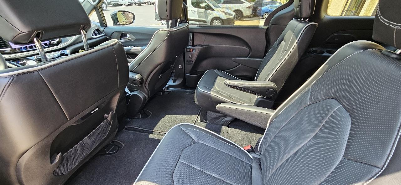 Chrysler Pacifica Limited 2027