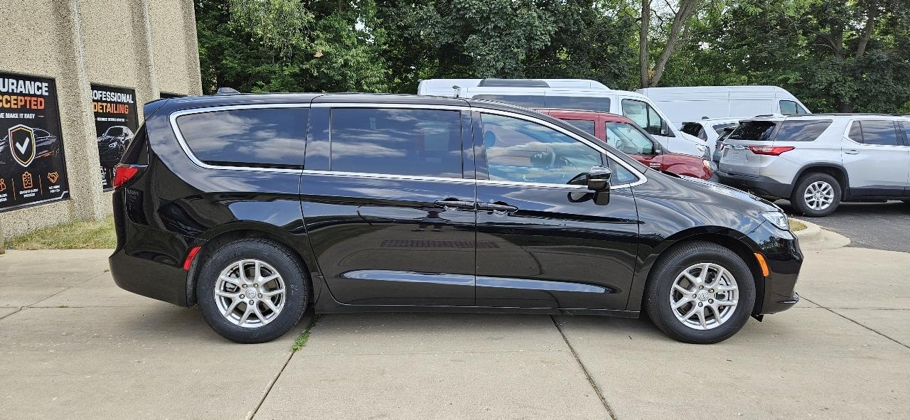 Chrysler Pacifica Select 2025