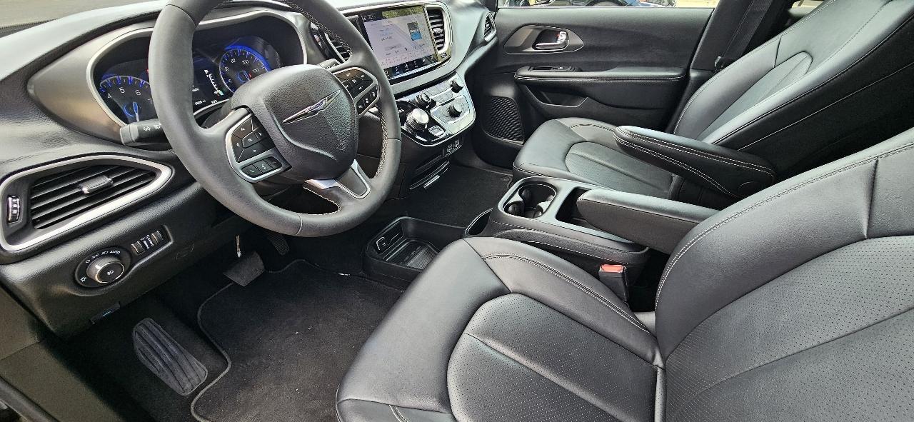 Chrysler Pacifica Select 2025