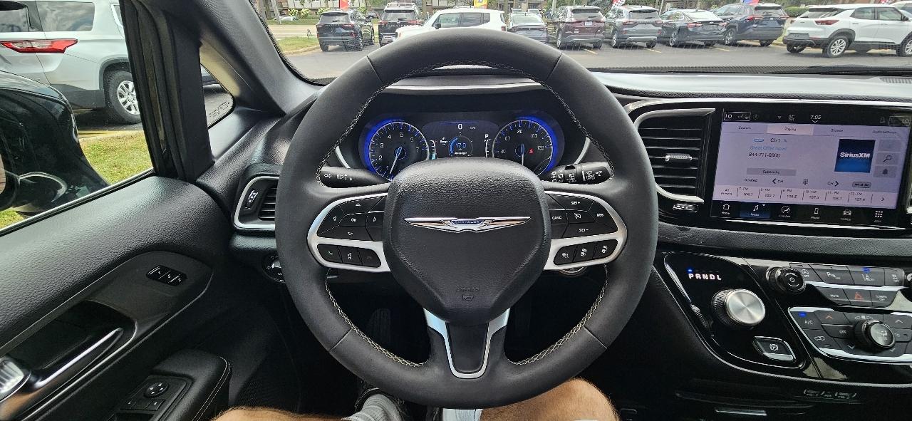 Chrysler Pacifica Select 2025
