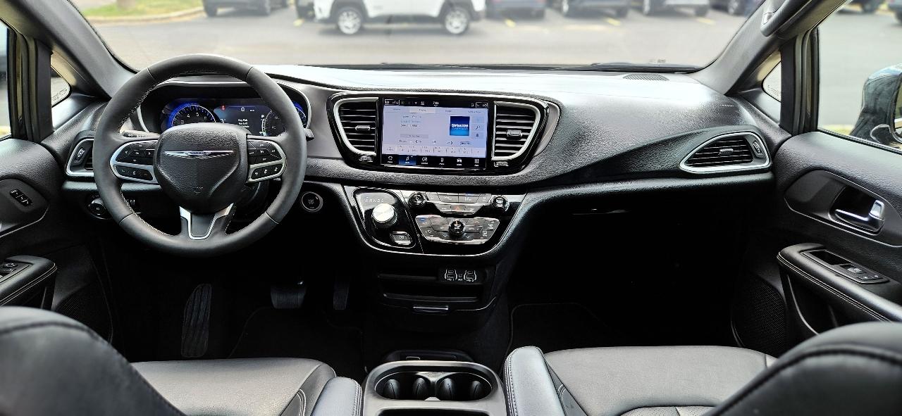 Chrysler Pacifica Select 2025