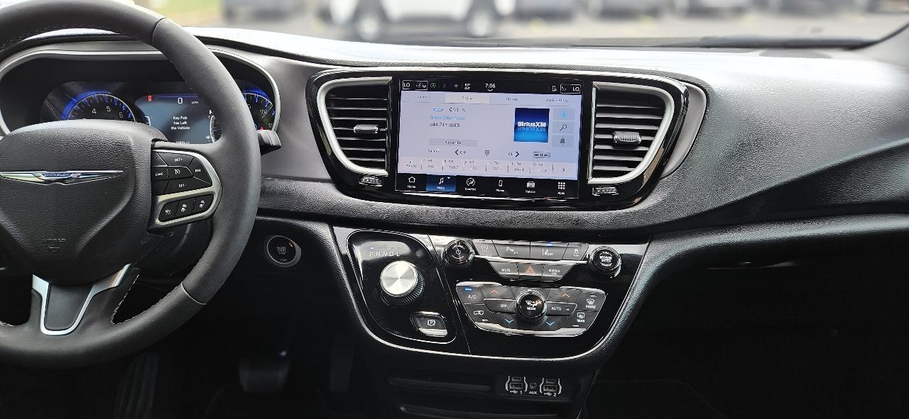 Chrysler Pacifica Select 2025