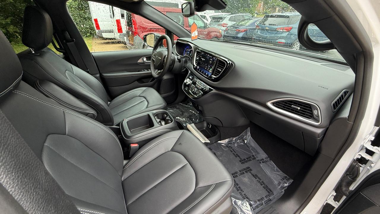 Chrysler Pacifica Select 2026