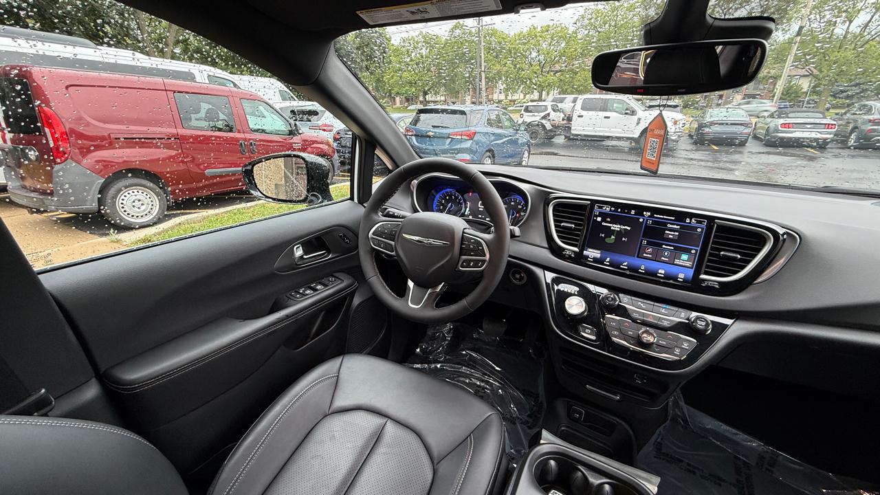Chrysler Pacifica Select 2026
