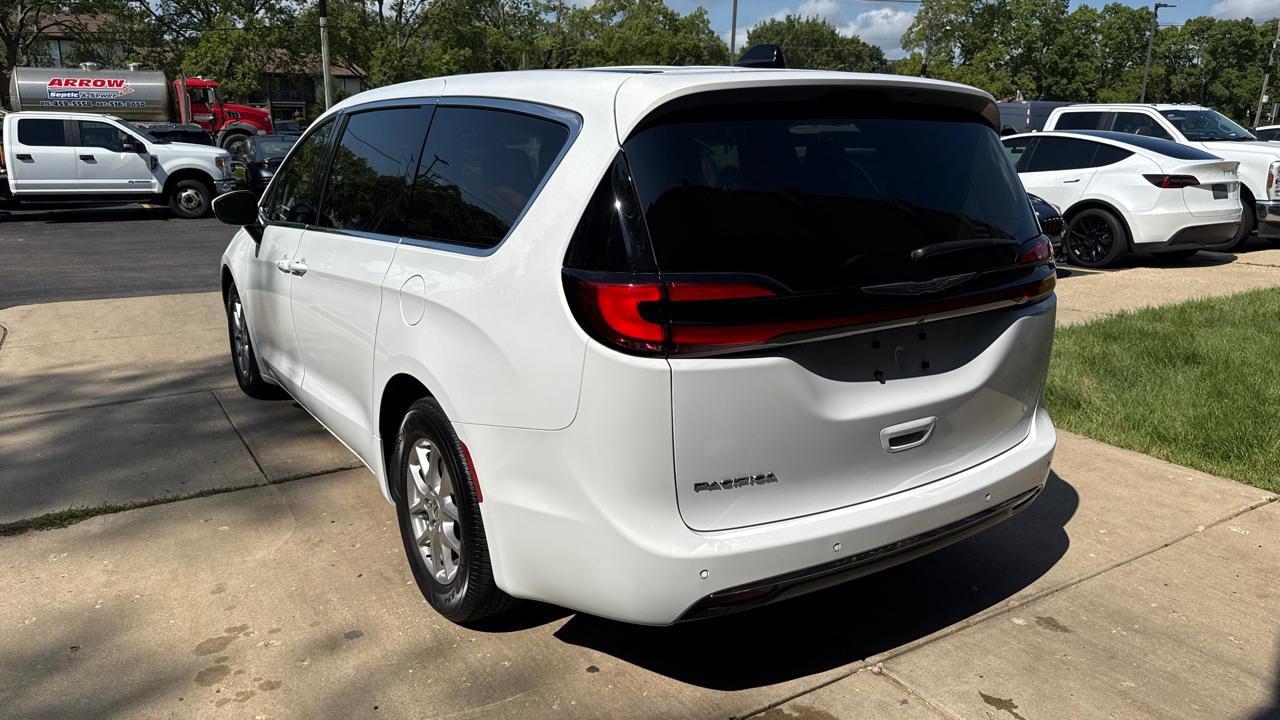 Chrysler Pacifica Touring L 2023