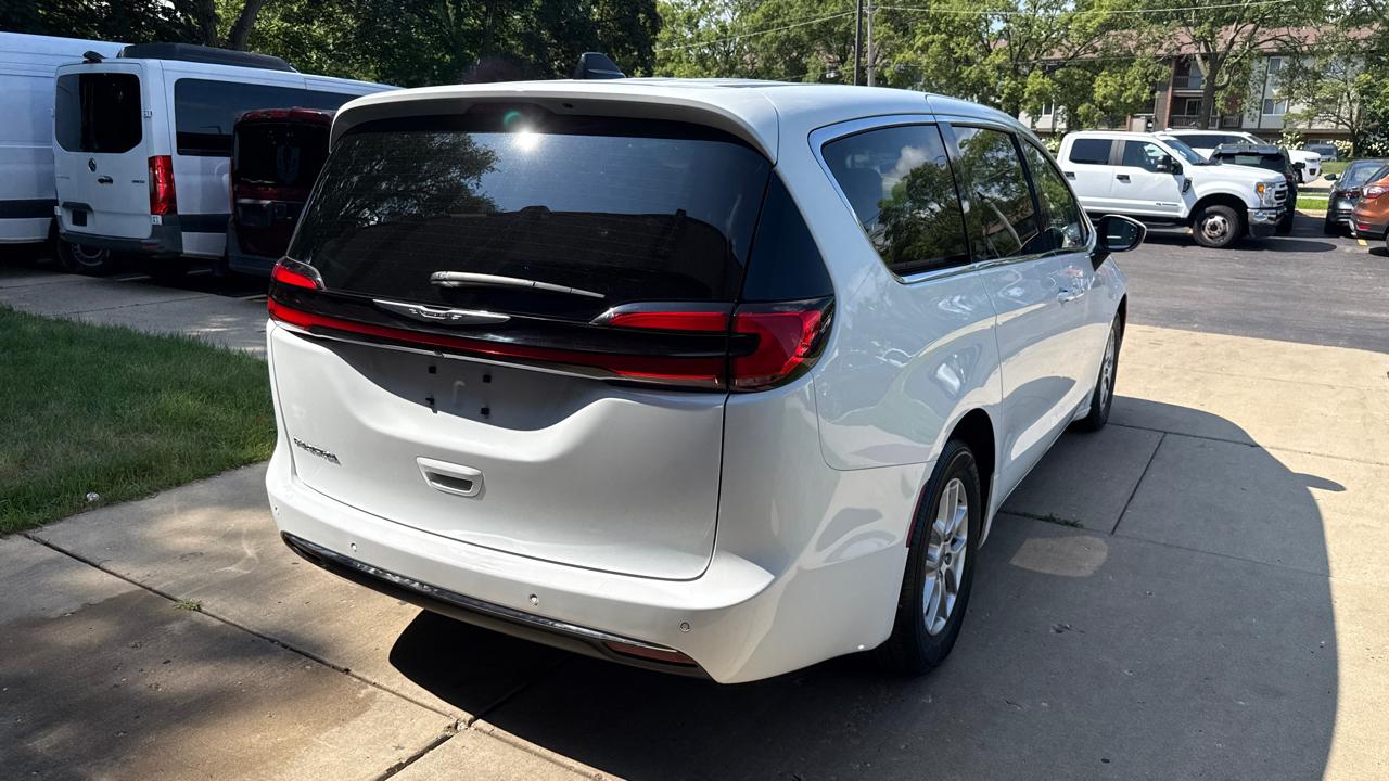 Chrysler Pacifica Touring L 2023