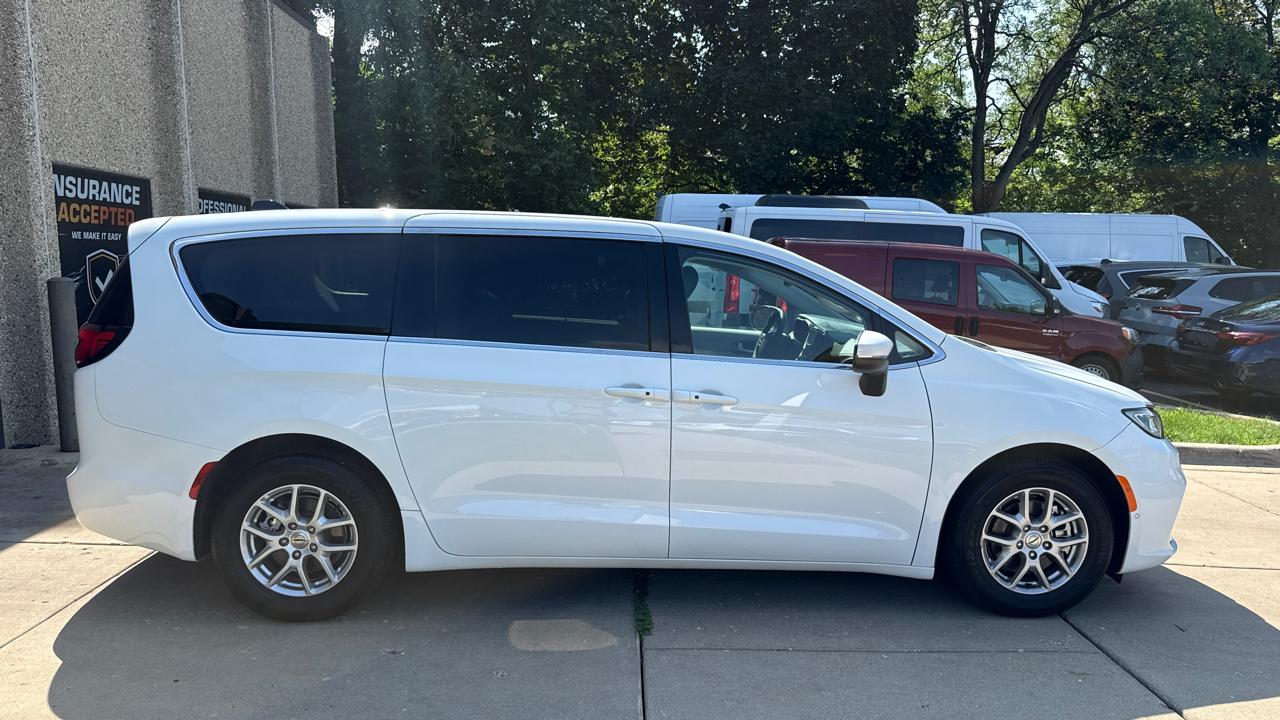 Chrysler Pacifica Touring L 2023