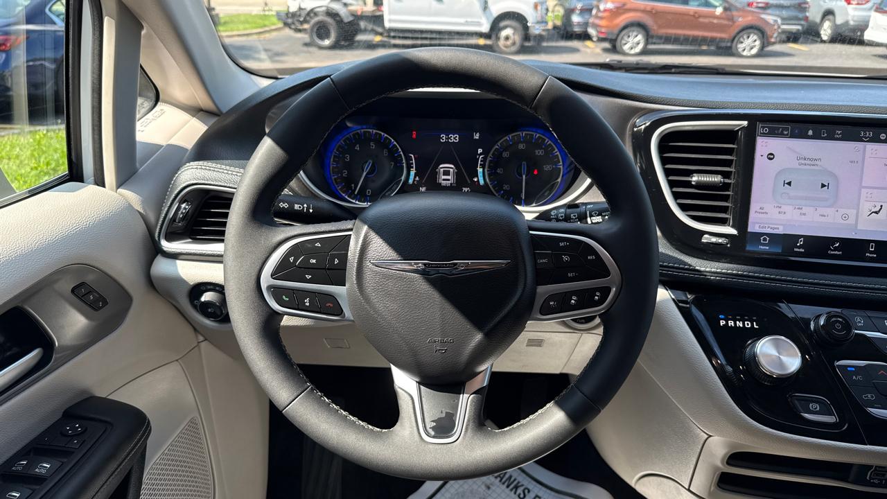 Chrysler Pacifica Touring L 2023
