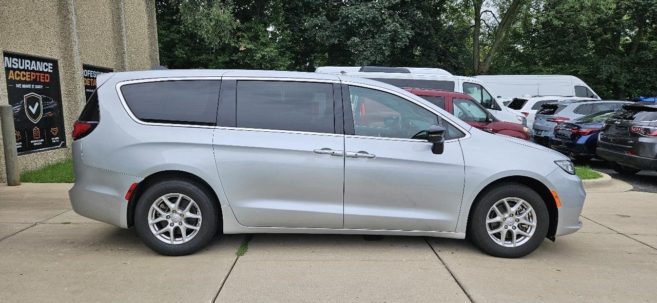 Chrysler Pacifica Select 2026