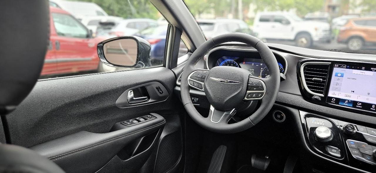 Chrysler Pacifica Select 2026