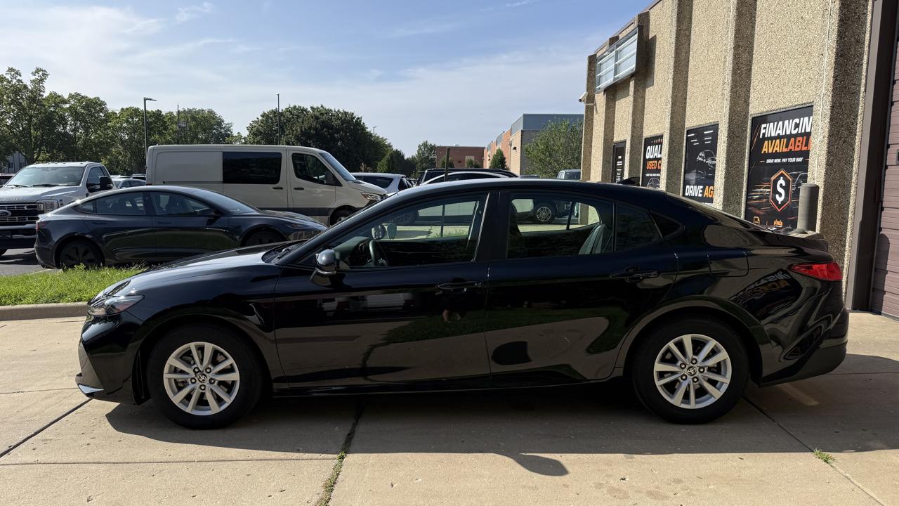 Toyota Camry Hybrid XLE 2026