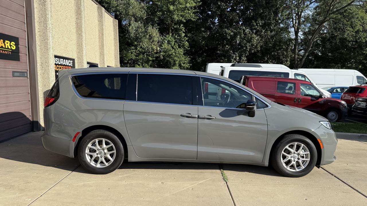 Chrysler Pacifica Select 2025