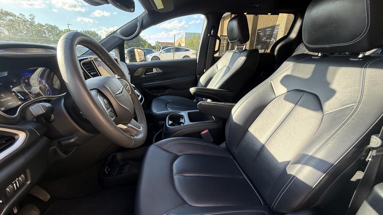 Chrysler Pacifica Select 2025