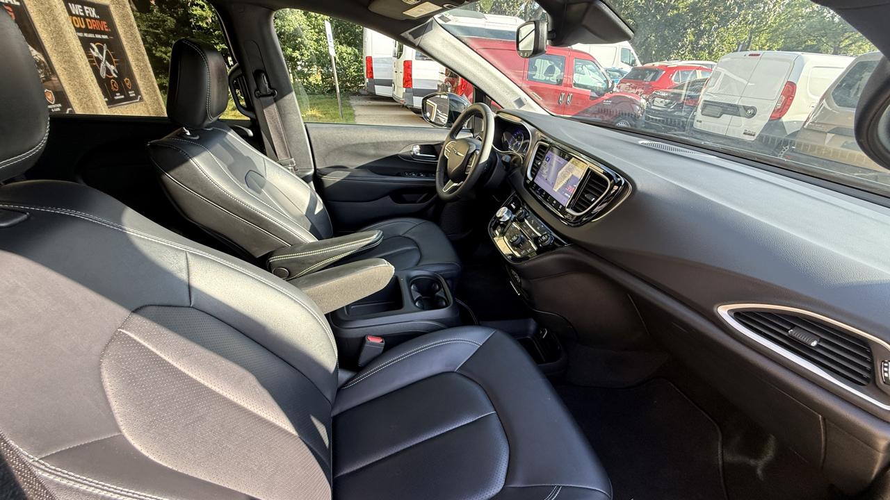 Chrysler Pacifica Select 2025