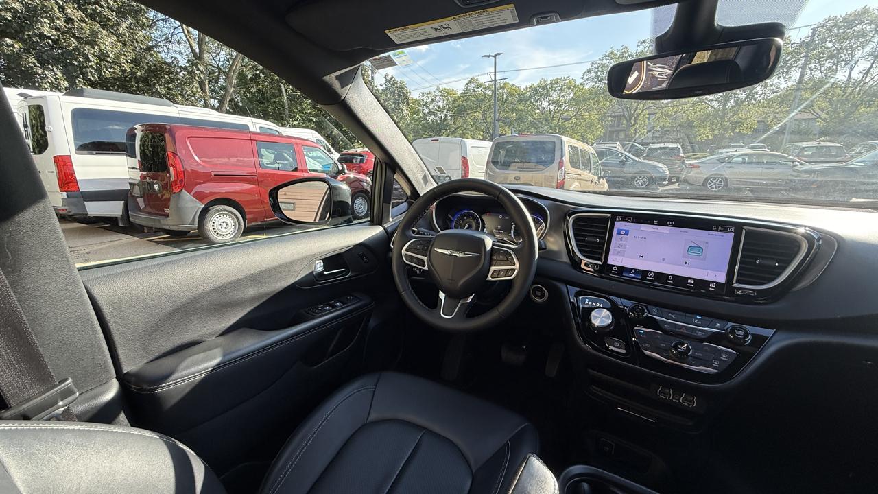 Chrysler Pacifica Select 2025